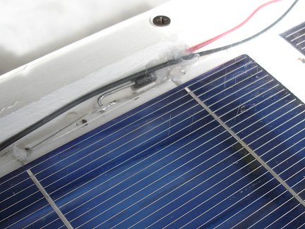 Блокирующий диод, закрепленный внутри солнечной батареи