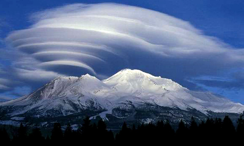 формирование облака из земного разлома в горах