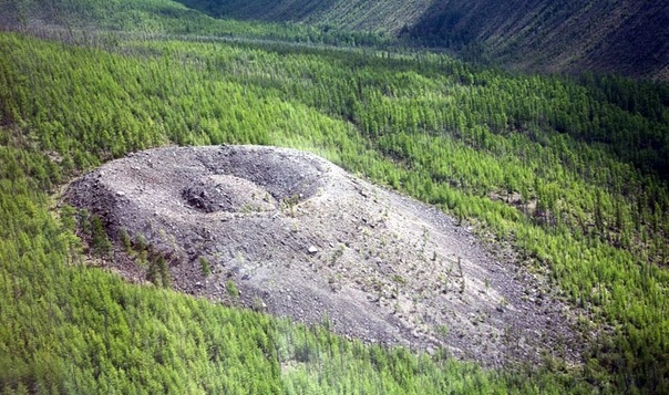 патомский кратер, аномалия